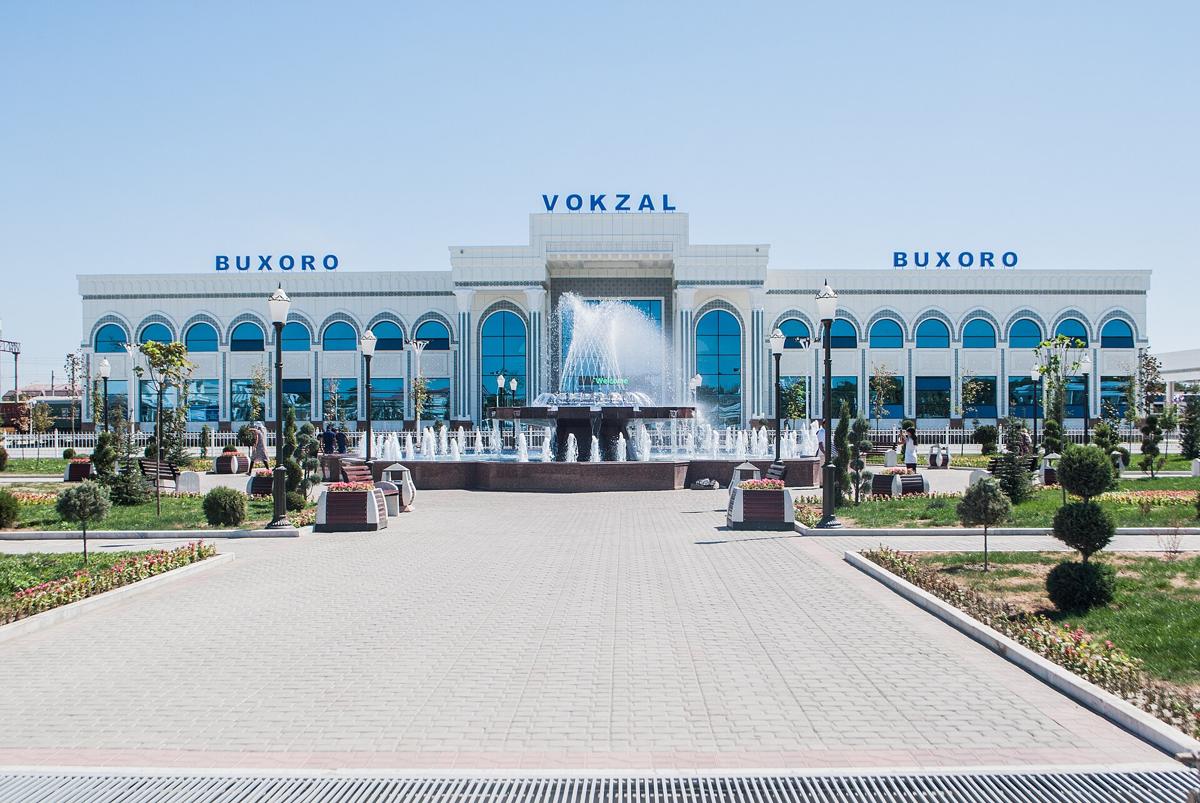 Вокзал Бухара-1 в Кагане, примерно в 12–15 км от старого города Бухары