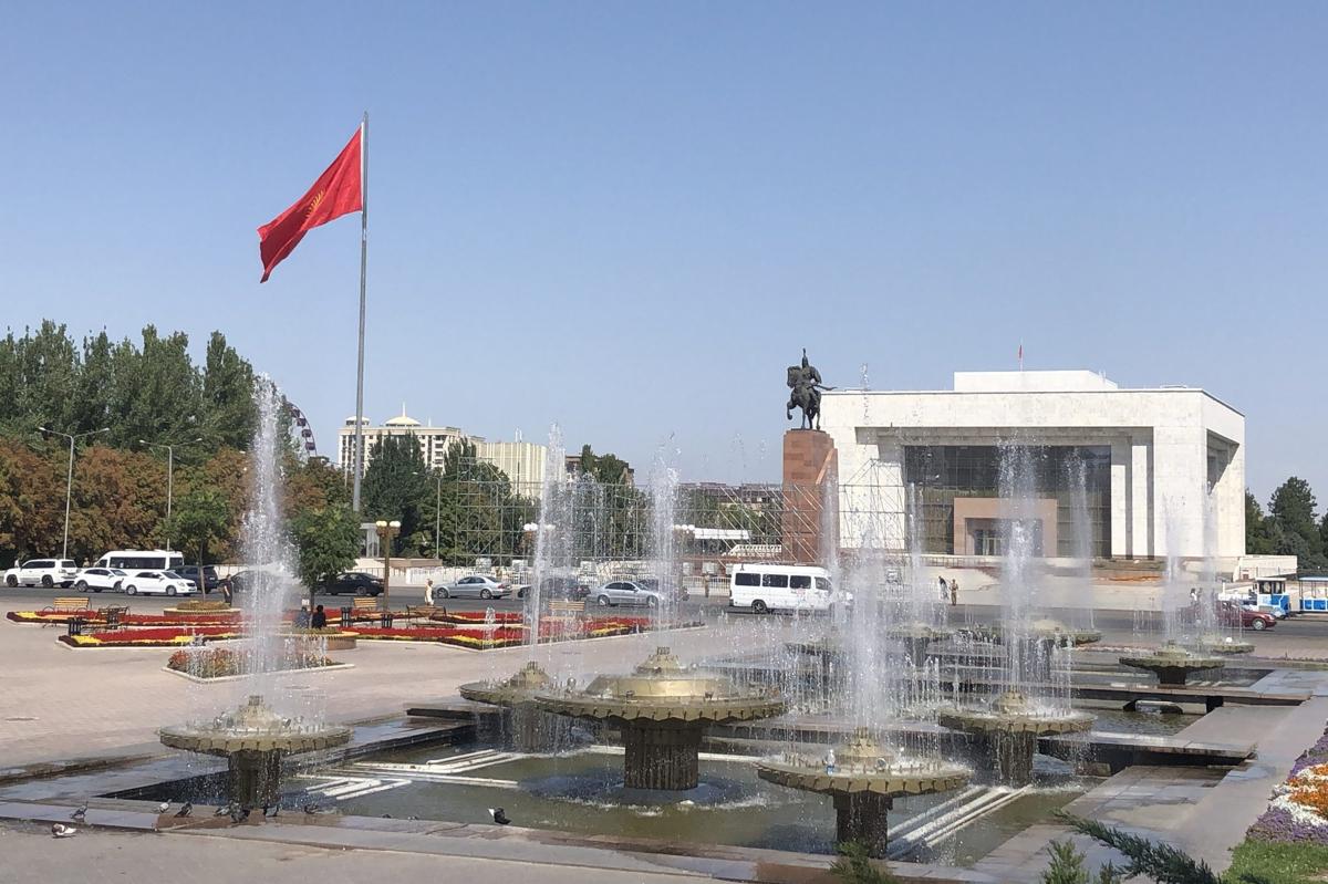 Bishkek: green avenues, bazaars and mountains at the end of the street
