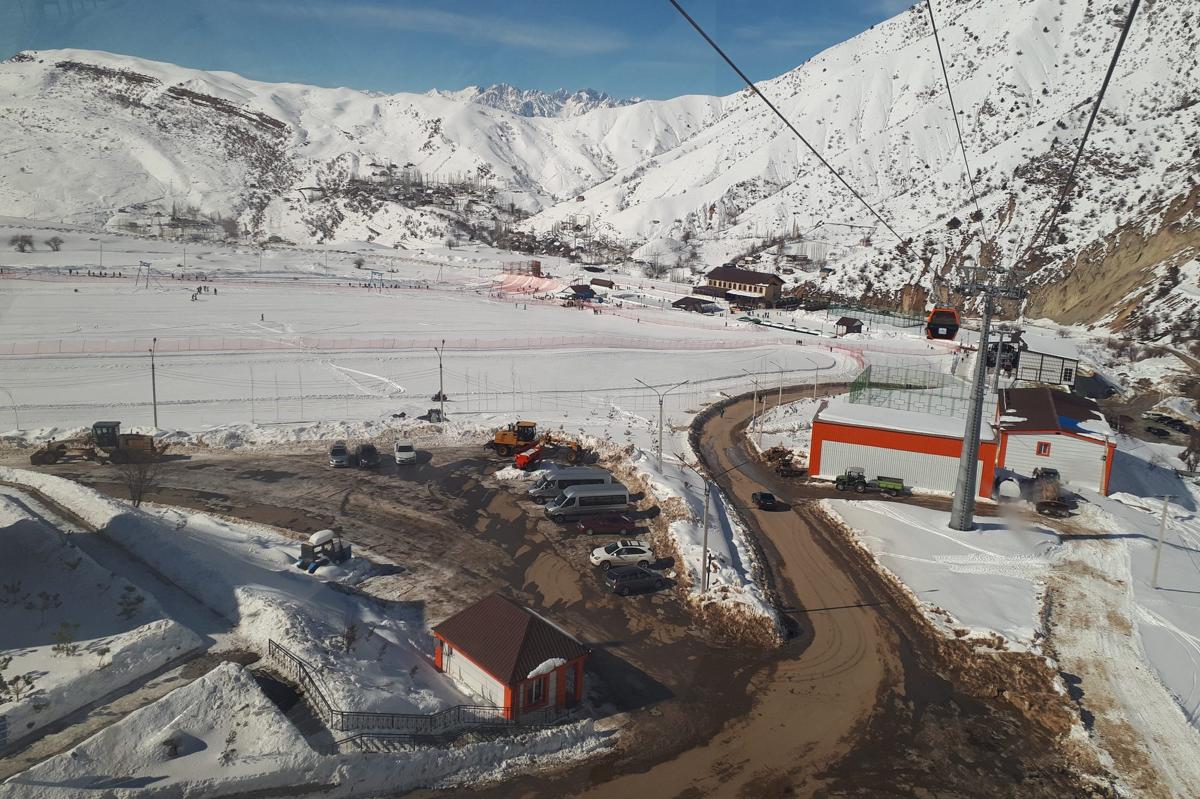 Die verschneiten Hänge von Safed Dara, von der Seilbahn aus gesehen