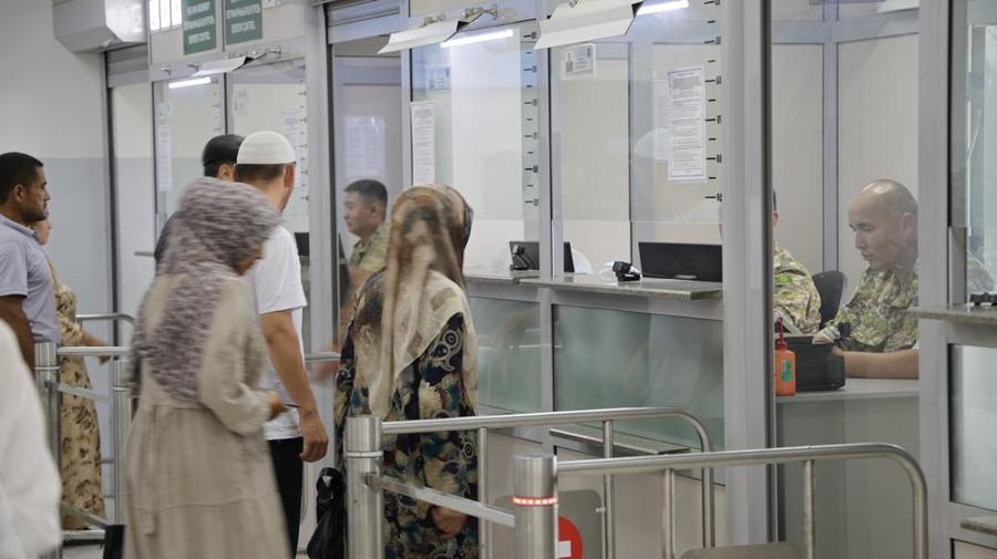 Путешественники у стойки паспортного контроля