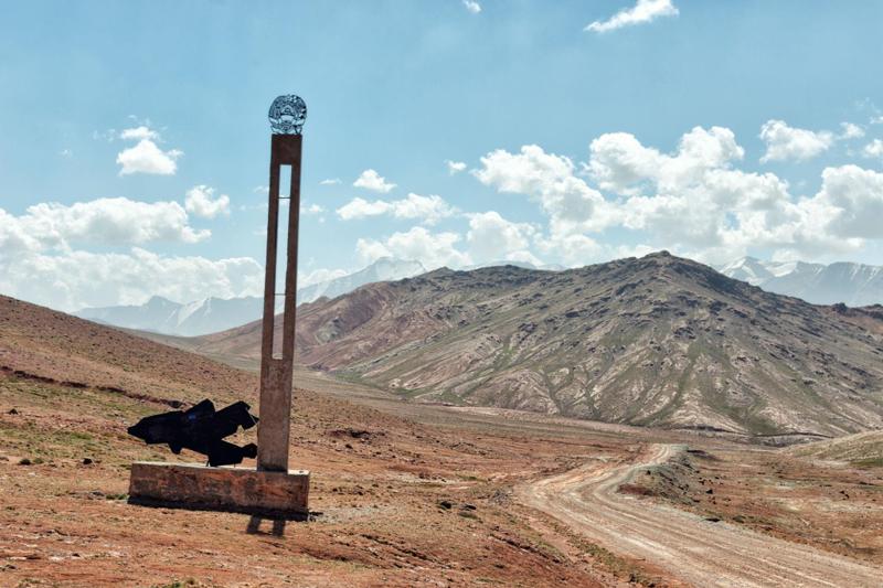 Denkmal an einer Bergstraße im Pamir