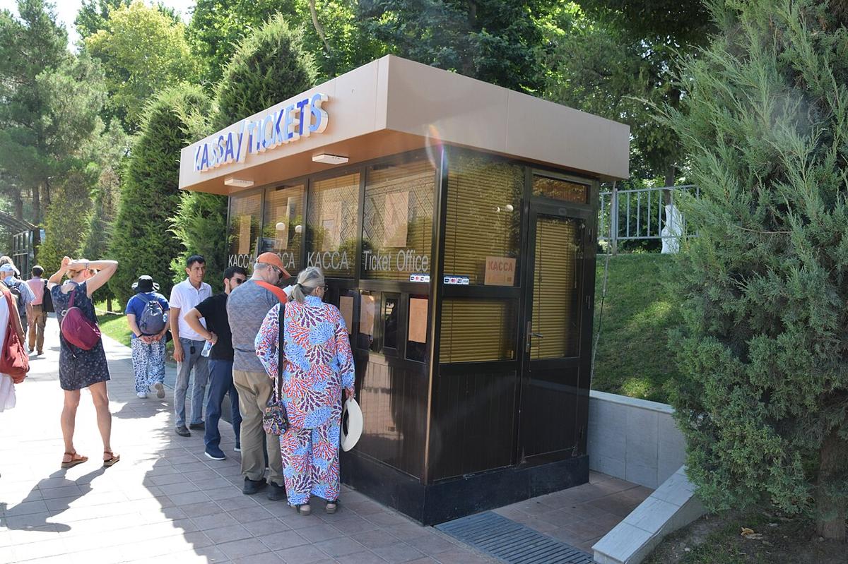 Посетители в очереди у билетной кассы
