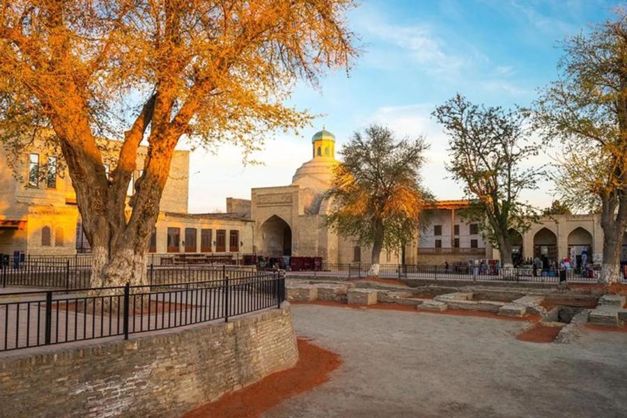 Осенние краски на площади старого города, позади купола